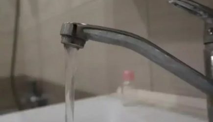 Зачем оборачивать кран в полотенце: будет сиять от чистоты