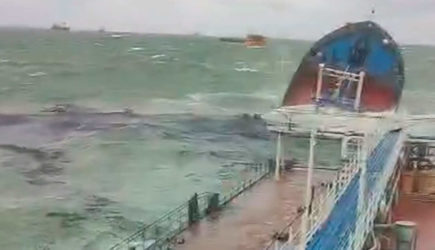 Грузовое судно &#171;Волгонефть 212&#187; терпит бедствие в Керченском проливе