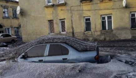 Российский город вновь накрыло черным снегом