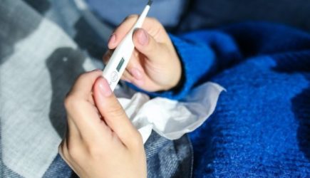 Россияне массово жалуются на эпидемию &laquo;легкого COVID&raquo;