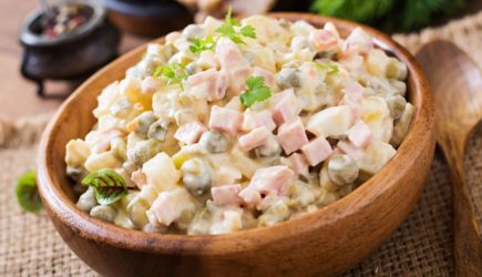 Рецепт настоящего «Оливье» по-советски: добавляем один секретный ингредиент