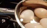 При варке яиц добавьте в воду этот секретный ингредиент: потом скорлупа слетит за секунду