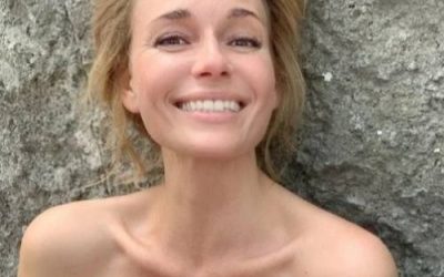 Раздвинувшая ноги Толкалина всей стране показала пышный кустик