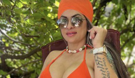 «Самая сексуальная дальнобойщица в мире» опубликовала фото в крошечном бикини