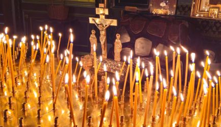 Вечная память: люди несут цветы и свечи к погибшему Игорю Корнелюку