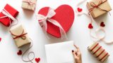 Названы самые популярные подарки на День всех влюбленных