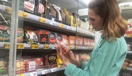 Не стоит брать даже с большой скидкой: в Роскачестве назвали марки сосисок, которые лучше оставить в магазине