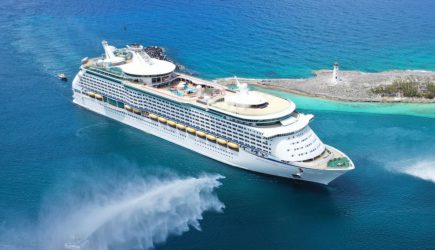 В США несколько тысяч голых людей отправились в круиз