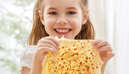 Диетолог рассказала, кому опасно злоупотреблять блинами