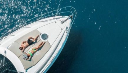 Женщина исполнила сексуальный танец на глазах прохожих ради денег и попала в тюрьму