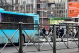 В Петербурге автобус врезался в остановку, погиб человек