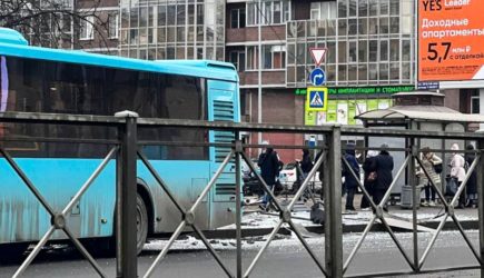В Петербурге автобус врезался в остановку, погиб человек