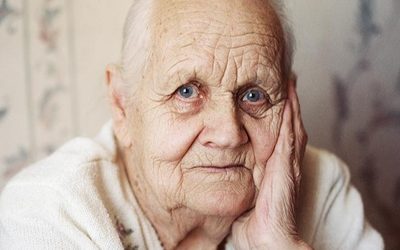 Запах бабушки — откуда он берется у стариков?