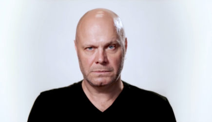 Кортнев вернулся в Россию на заработки после критики СВО