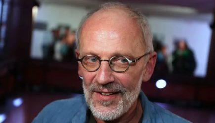 «Девушки вешались ему на шею»: телеведущего Александра Гордона обвиняют в изнасиловании