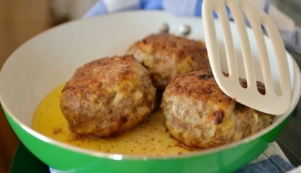 Чайная ложка в фарш &ndash; и котлеты получаются словно весеннее облачко: легкие и сочные