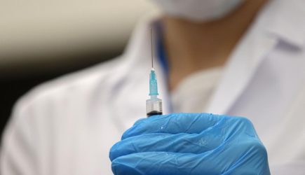 Врач рассказала о смертельном побочном действии прививок