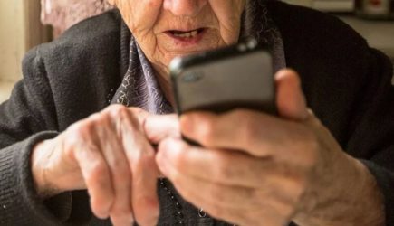 «Везем вам букет, назовите код из смс»: как 73-летняя сибирячка довела мошенников до истерики