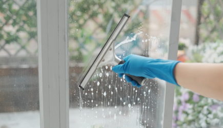 Никогда не мойте окна водой и газетами: ошибки, которые портят стеклопакеты