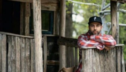 Недолго делал шоу: бывший ведущий Первого канала закрыл&nbsp;ИП во&nbsp;Франции