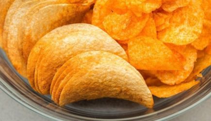 В России захотели запретить продажу чипсов детям