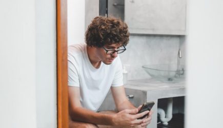 Врач призвала россиян отказаться от телефонов в туалете