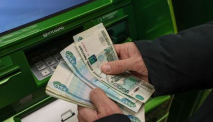 Россиянам объяснили, почему банкоматы не принимают новые купюры