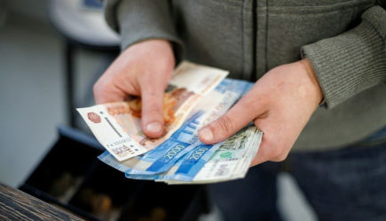 Какие законы вступают в силу с 1 апреля 2025 года: повышение пенсий и новые налоги для блогеров