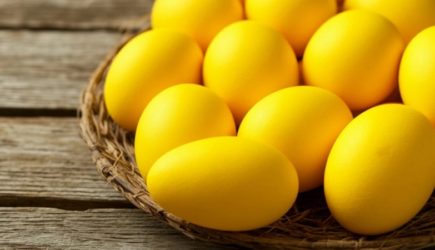 Не куркума и не шелуха: секрет праздничных пасхальных яиц — эта приправа сделает их ярче лимонов