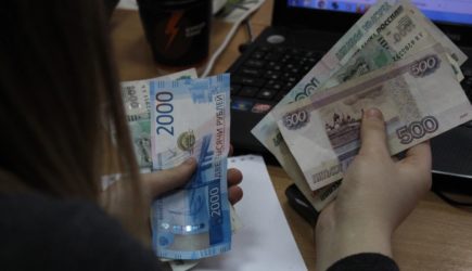 Россиянам от 18 лет автоматически зачислят на карту 52 тысячи рублей: заявление можно подписать уже с 28 марта