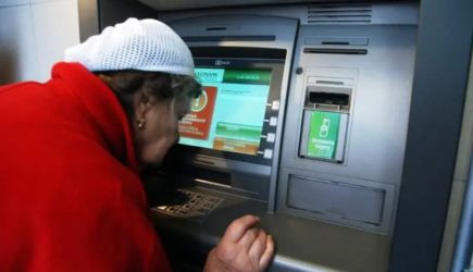 «Теперь это будет запрещено». Всех, кто снимает деньги с банковских карт, ждет сюрприз с 1 апреля