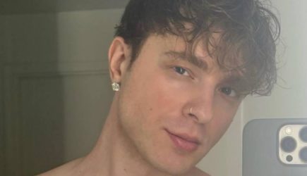 Российский певец рассказал, как буйная фанатка пыталась ворваться к нему в отель