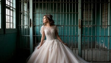 «Я жду, значит, я есть»: Эксперт рассказал, как меняется психология женщин, влюблённых в заключённых