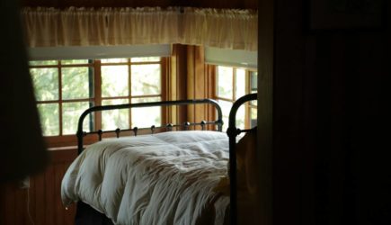 Няня заглянула под кровать в поисках монстров по просьбе ребенка и нашла там незнакомца