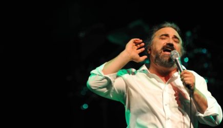 Турецкий певец и артист Конак умер на сцене во время выступления на Кипре