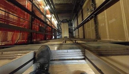 Под Петербургом лифт с людьми сорвался с 18-го этажа