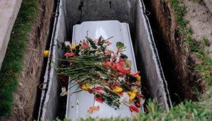 Камеру установили в гроб с трупом: заснятое там потрясло всех