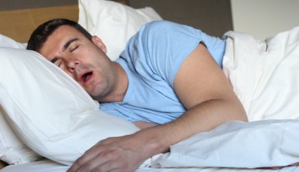 Плохое самочувствие утром и боязнь отражения: 5 признаков, что на вас колдовали, пока вы спали