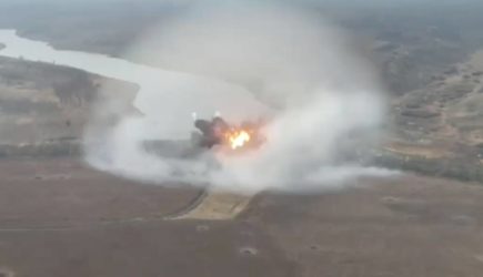 Российские войска атаковали дамбу, через которую ВСУ перебрасывали технику под Белгород. Удар мощной бомбы попал на видео