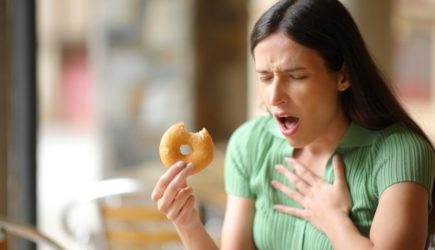 Врач рассказала о неожиданных признаках болезней ЖКТ