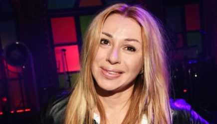 «Как у молодухи»: Алена Апина сверкнула подтянутыми ягодицами и взбудоражила народ