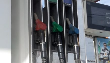 Пропадет со всех заправок уже с завтрашнего дня: водителей ждет приятный сюрприз на АЗС