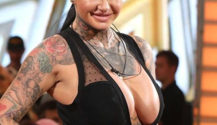 Модель ушла из … ради дочери и обвинила бывших коллег в разрушении общества