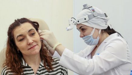 Названы серьезные заболевания, из-за которых закладывает уши