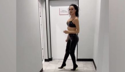 44-летняя певица Слава прошлась на камеру в латексном наряде