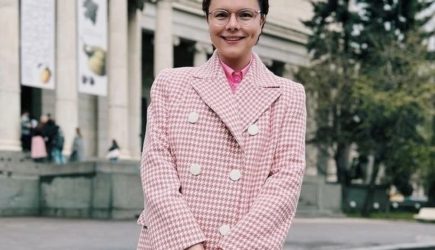 Молодая жена Евгения Петросяна сразила наповал фигурой в лосинах: народ опешил от вида Татьяны Брухуновой