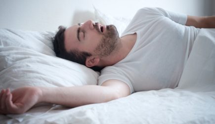 Отоларинголог предостерег россиян от нелечения храпа