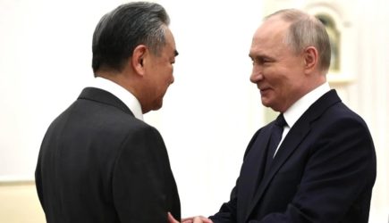 Путин нарушил протокол на встрече с Ван И в Кремле и восхитил Китай