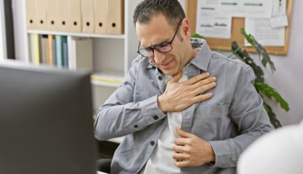 Боль в груди связали с опасным заболеванием