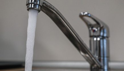 Врач назвала опасные последствия употребления ржавой воды из-под крана